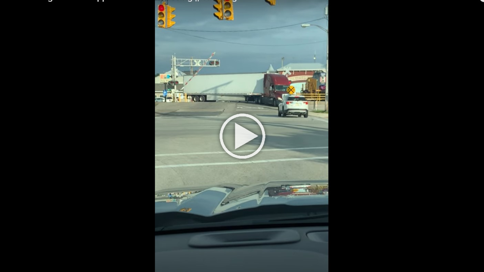 Χωρίς οίκτο: Σφοδρή σύγκρουση τρένου με νταλίκα [video]